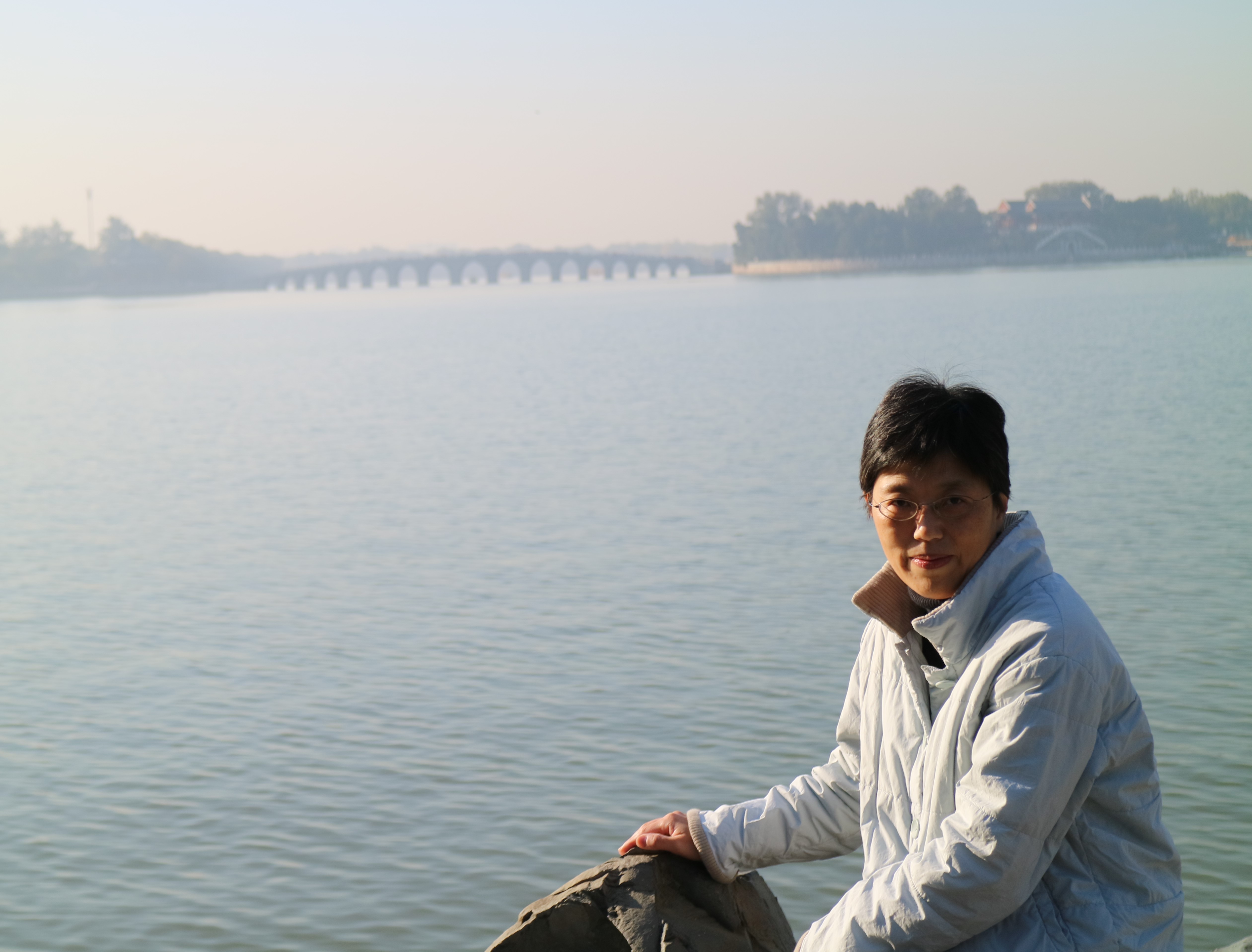 郑文(逆光).JPG