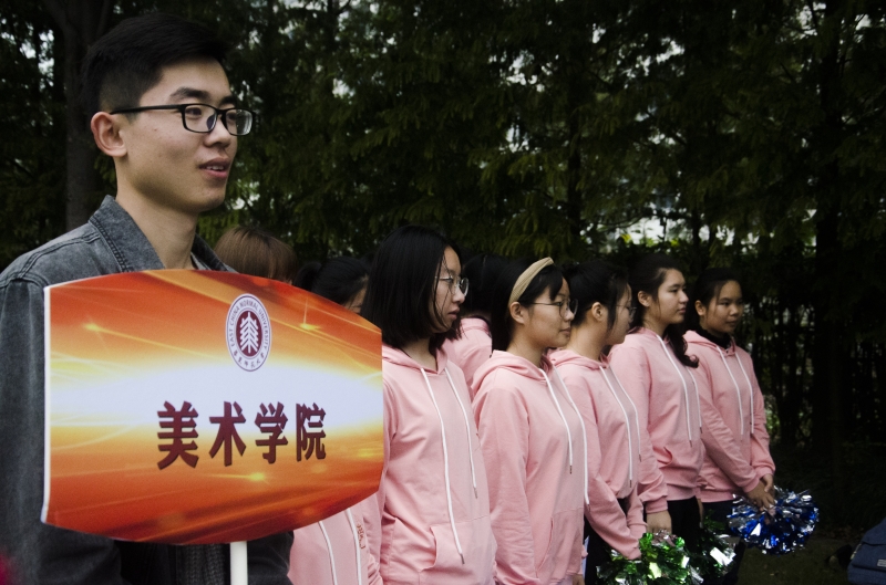 世俱杯官方平台同学们走方阵前“严正以待”